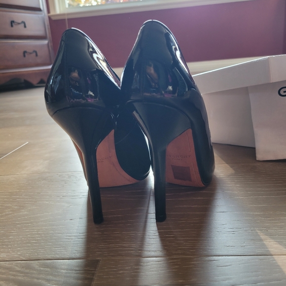 GIVENCHY Pointy metal cap patent black heels - Picture 8 of 15